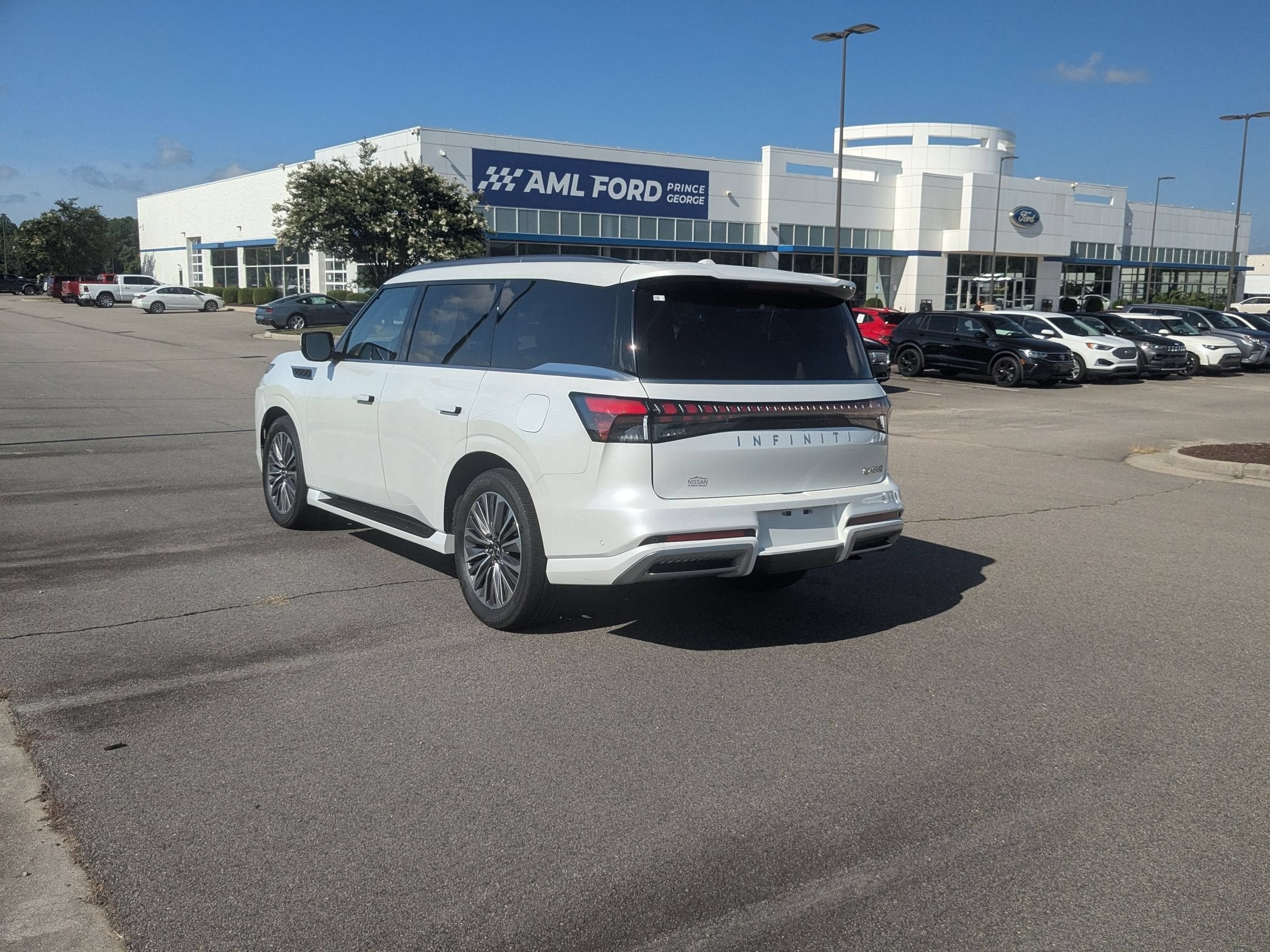 2025 INFINITI QX80 LUXE