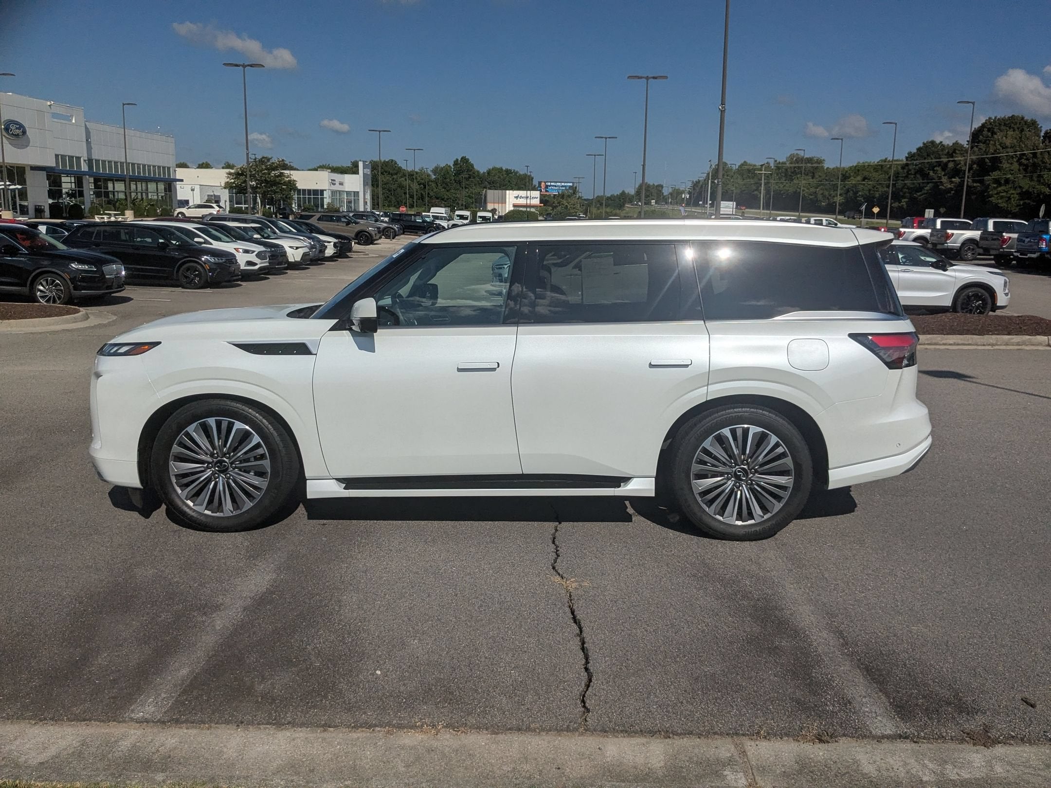 2025 INFINITI QX80 LUXE